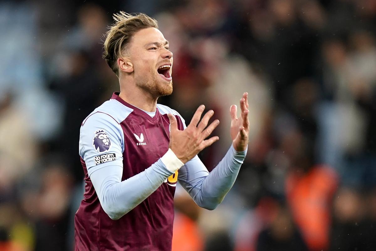 Matty Cash en el Aston Villa vs Sheffield United