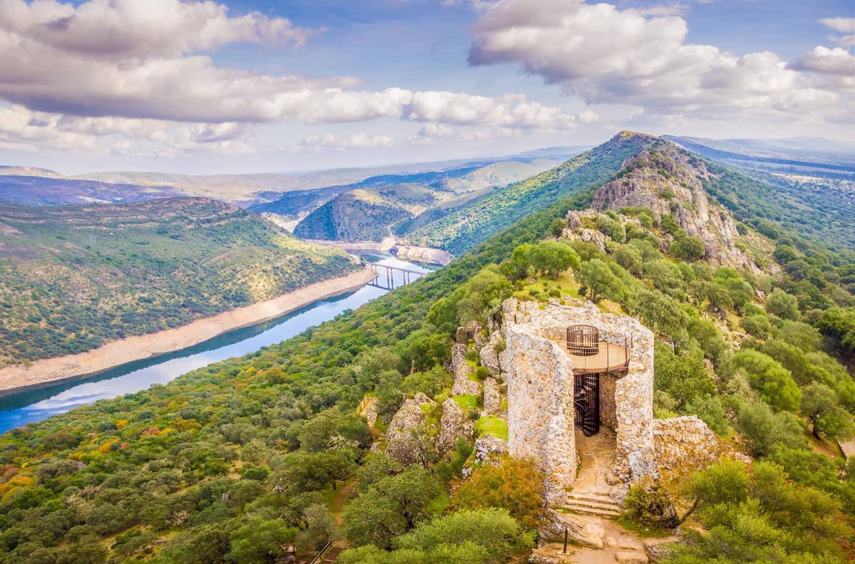 El castillo de Monfragüe en el parque natural cacereño