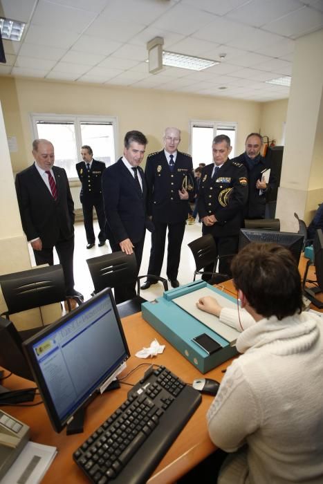 Visita del director general de la Policía, Gabino de Lorenzo y el Jefe Superior de la Policía de Asturias a la comisaría de Policía Nacional de Avilés