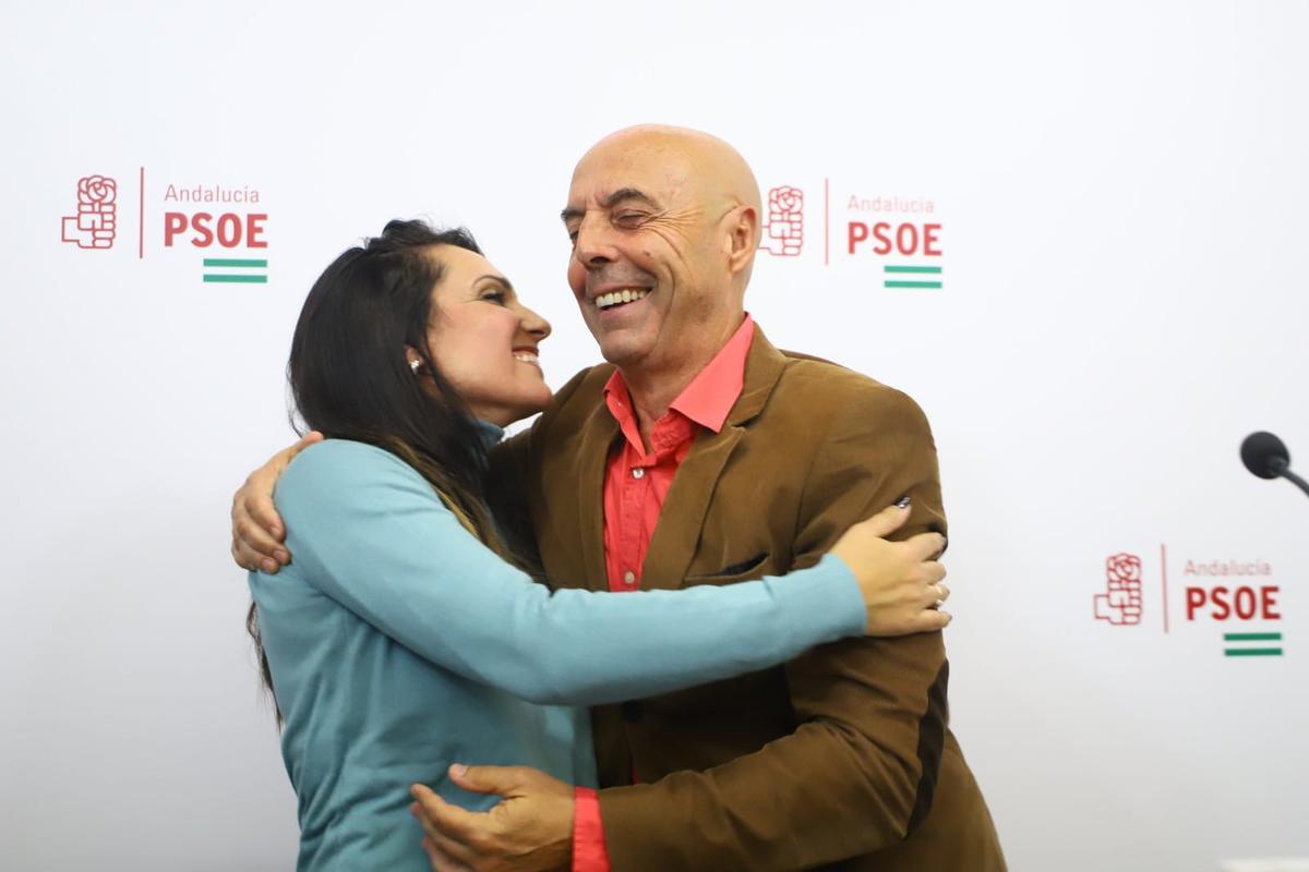 Carmen González abraza a Antonio Hurtado tras conocerse el resultado.