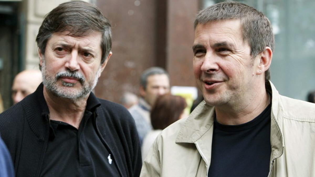 Rafa Díez Usabiaga (izquierda) y Arnaldo Otegi, el 21 de mayo del 2009, en Bilbao.