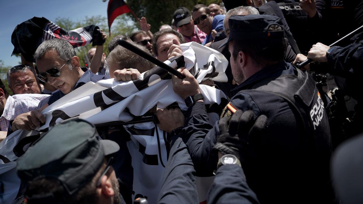 Falangistas protagonizan incidentes en Madrid por el traslado de los restos de José Antonio Primo de Rivera