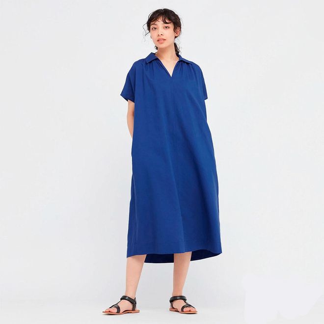 Vestido largo azulón estilo caftán de Uniqlo