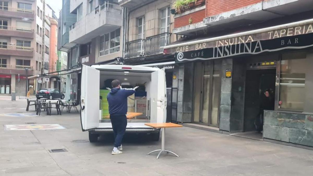 La recogida de las últimas mesas del local, ayer.   | //  M. MÉNDEZ