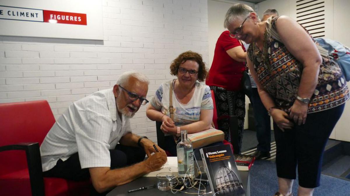 Vicenç Lozano, signant exemplars del seu darrer llibre. | JORDI BLANCO