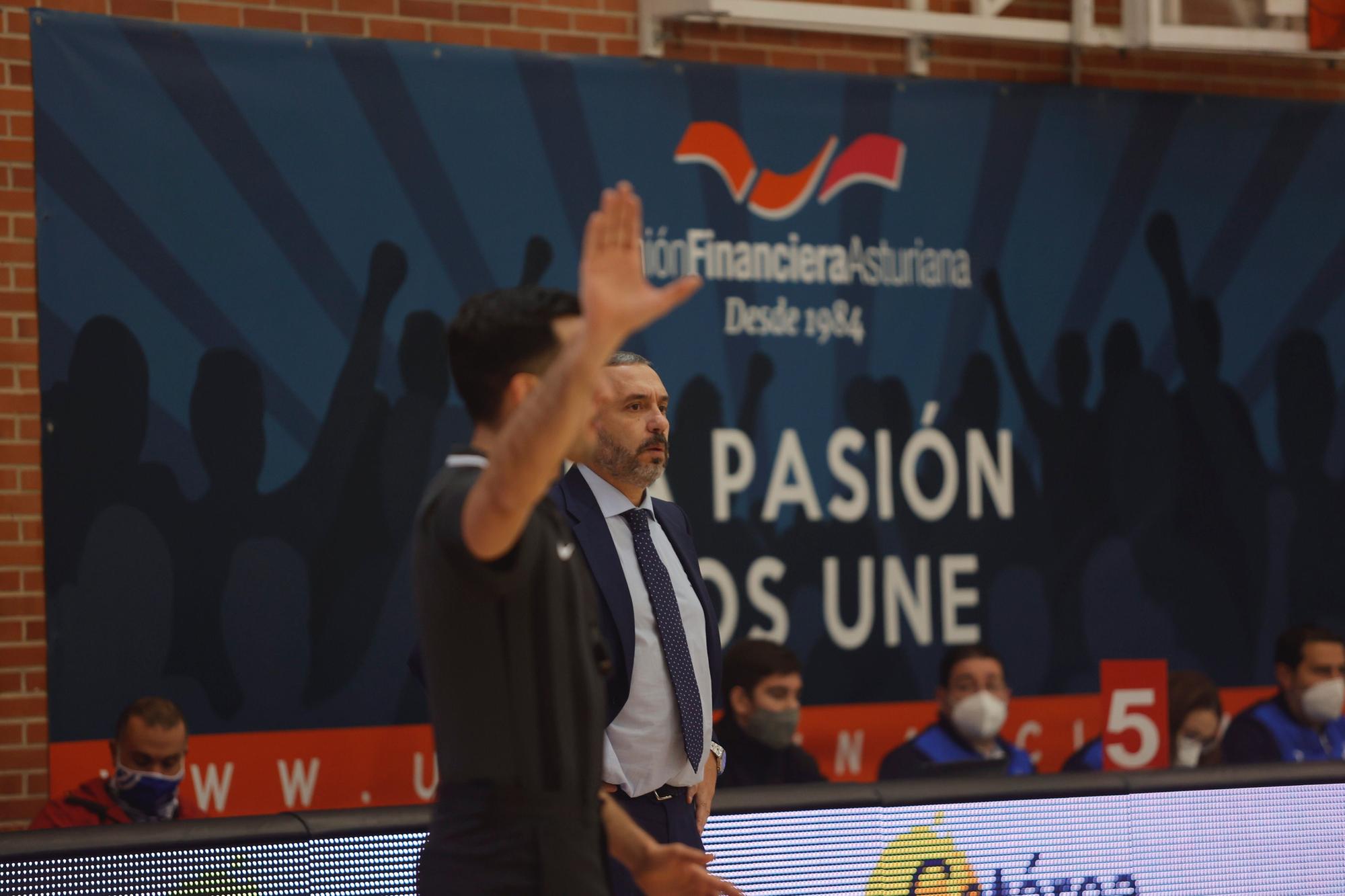 En imágenes: así fue el partido entre el Oviedo Baloncesto y el Estudiantes