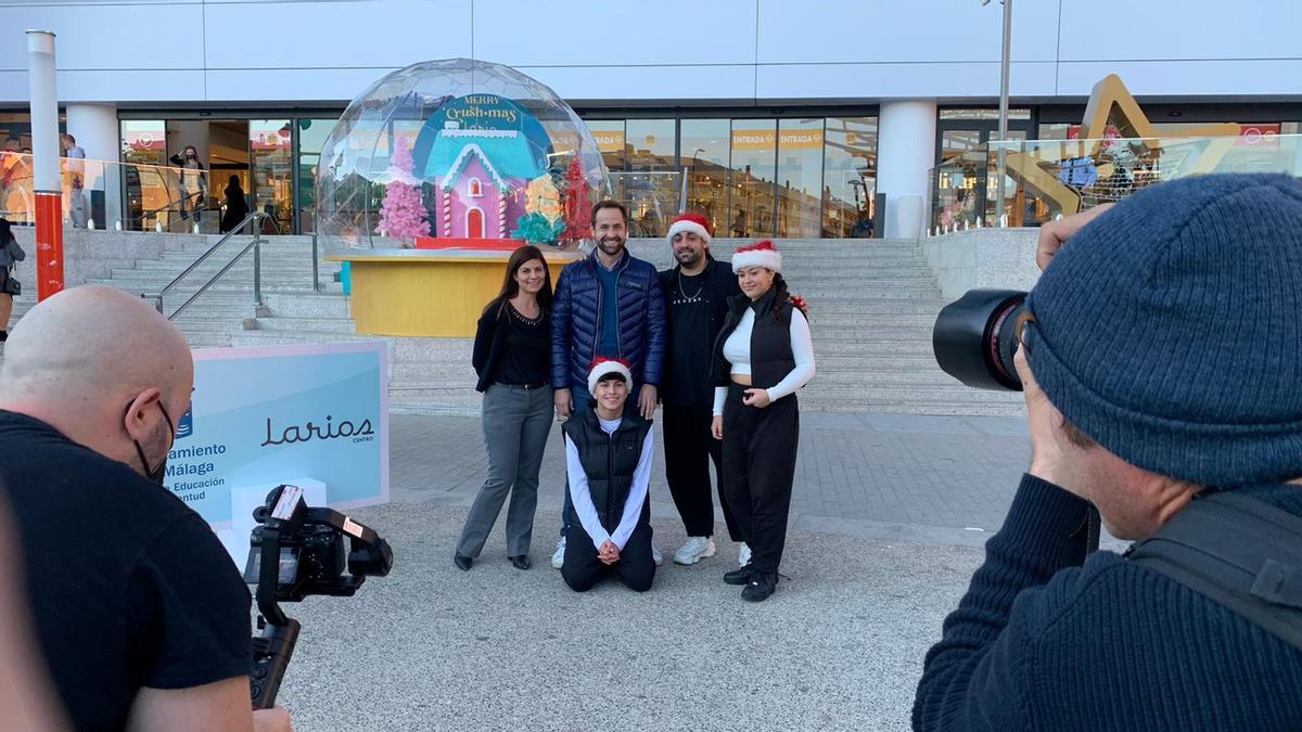 El concejal Luis Verde, en la puerta del Larios Centro, durante la presentación del challenge