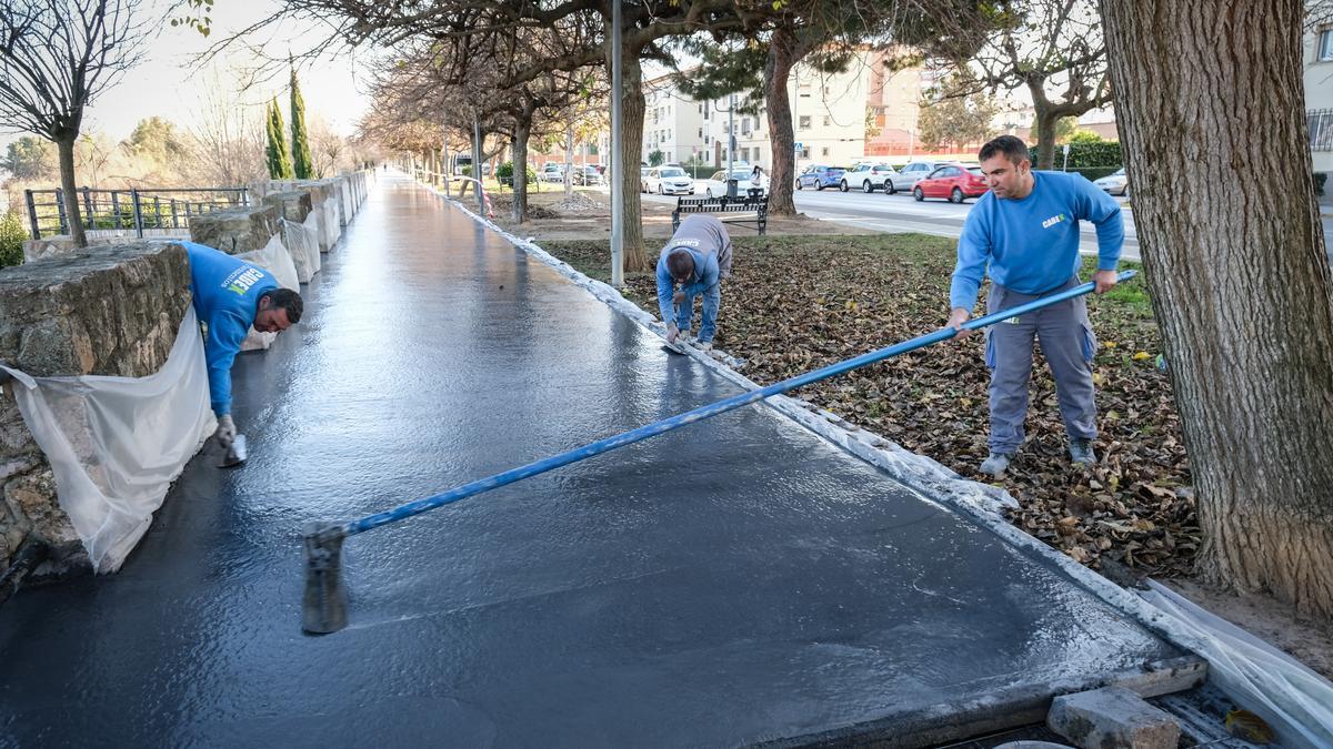 Obras de renovación del acerado interior del paseo Fluvial de Badajoz.