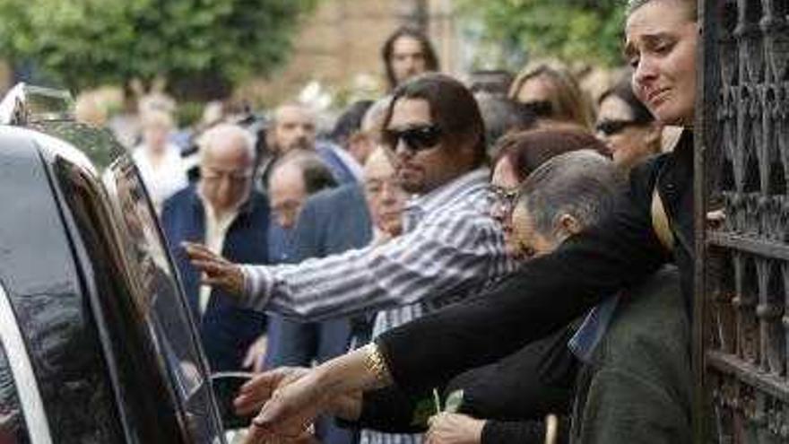 Familiares y amigos de la bailaora Manuela Vargas reciben el coche fúnebre en el cementerio de San Fernando de Sevilla