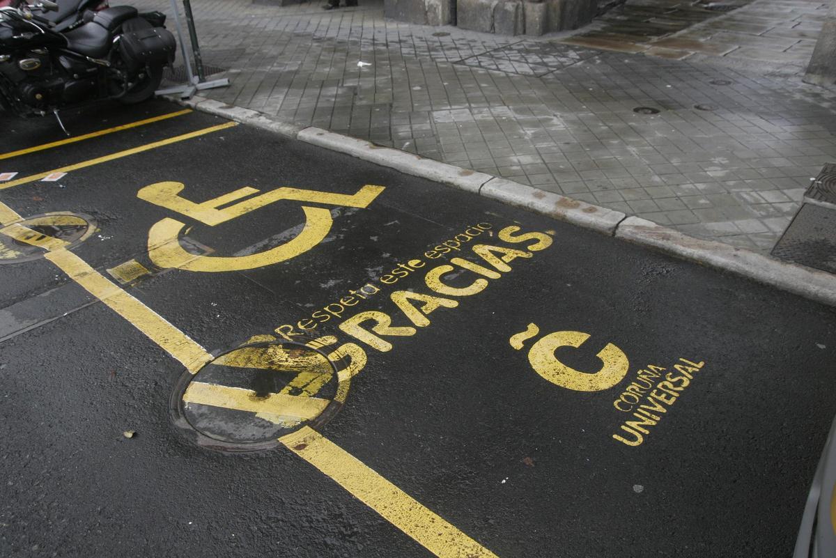 Plaza de aparcamiento para personas con discapacidad, en A Coruña.