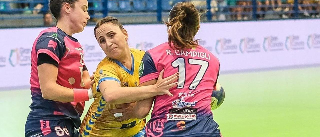 Melania Falcón intenta zafarse del pegajoso marcaje de la defensa malagueña durante el encuentro de ida de la final de la EHFEC