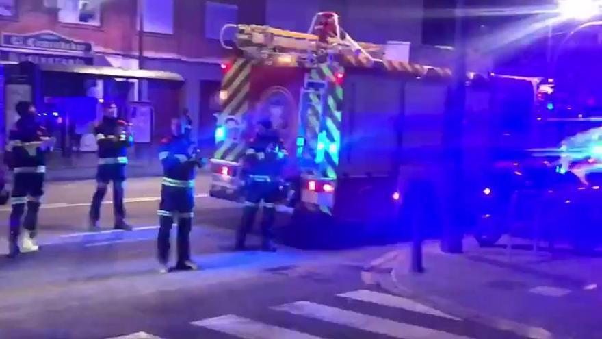 Los bomberos de València hacen sonar las sirenas en homenaje a los sanitarios