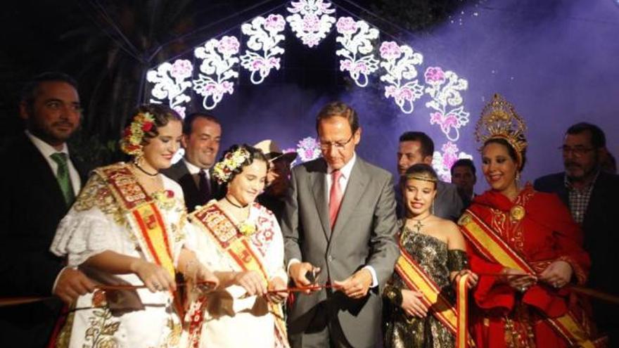 El alcalde (c) junto a las Reinas de la Huerta y las Abanderadas de Moros y Cristianos.