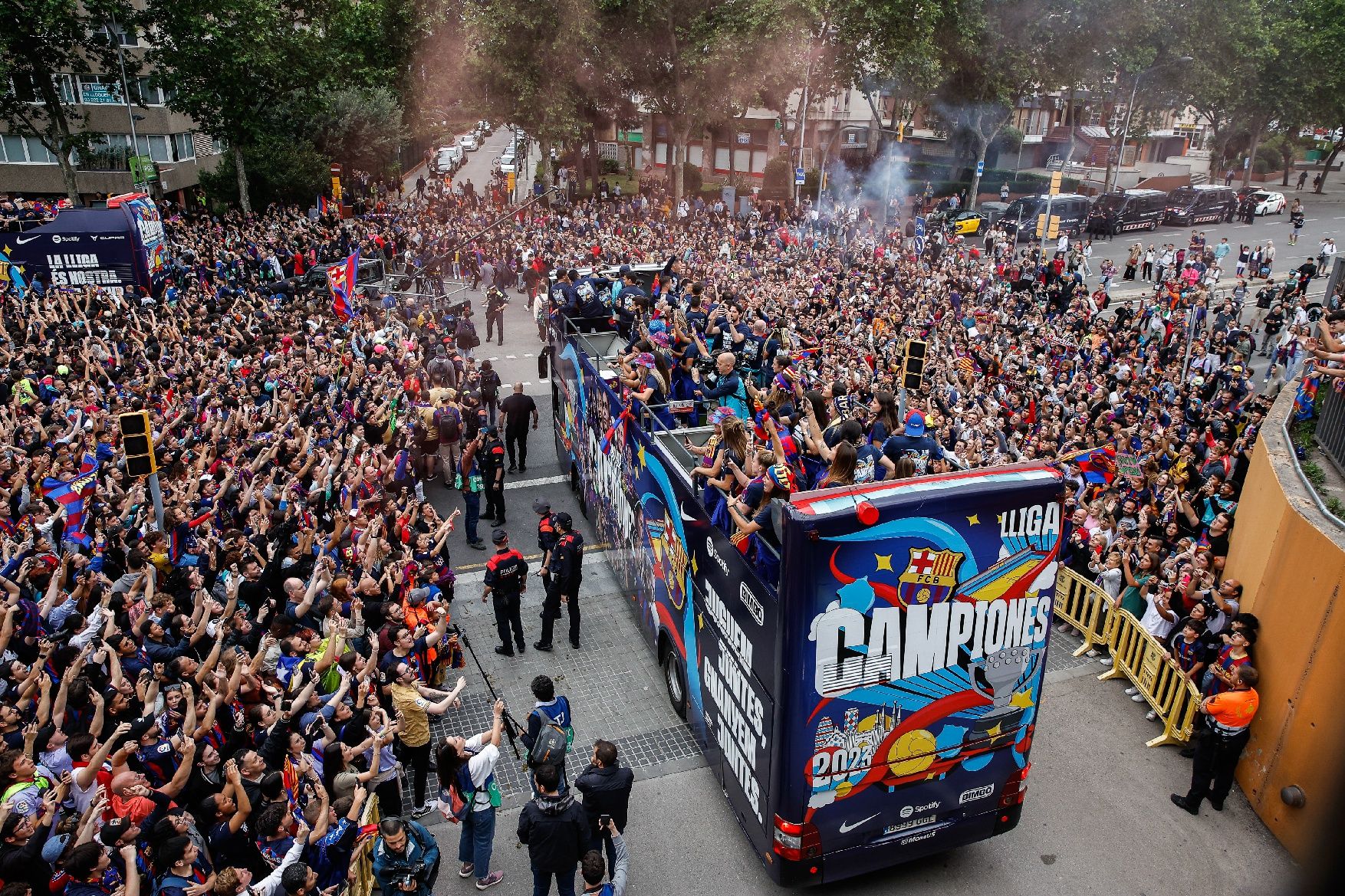 La rua de campions del Barça, en imatges