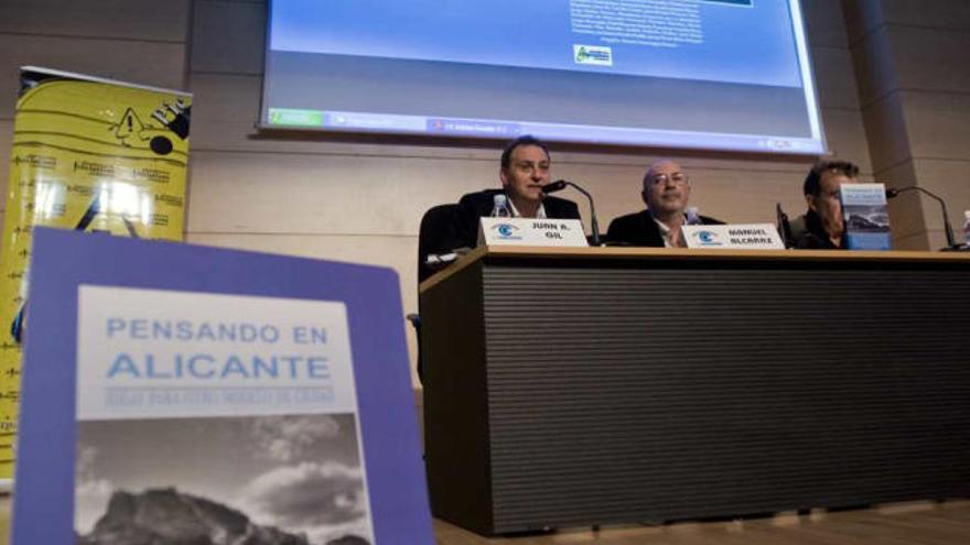 Un momento de la presentación del libro, ayer, en el Club INFORMACIÓN.