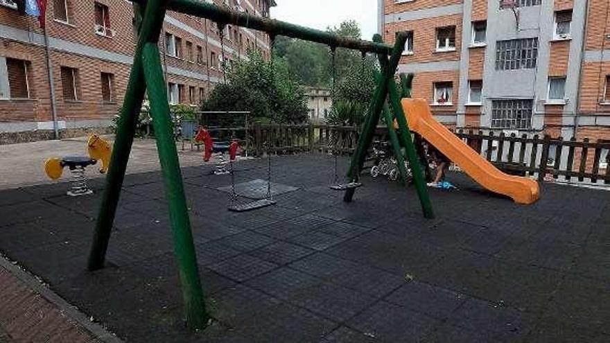 Columpio del parque infantil de La Joécara, en Sama.