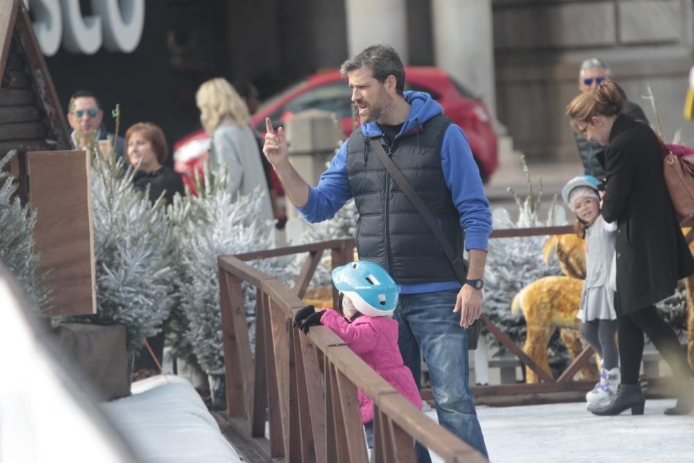 Pista de hielo y tiovivo en la Plaza del Ayuntamiento