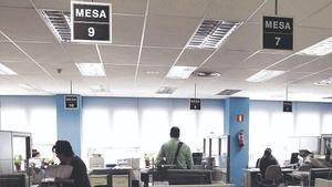 Funcionarios trabajando en una oficina de la Agencia Tributaria de Madrid.