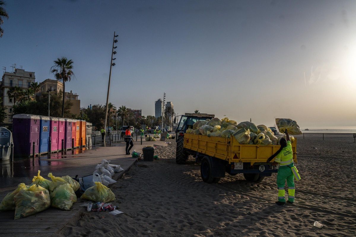 Limpieza de las playas de Barcelona tras la verbena de Sant Joan 2025