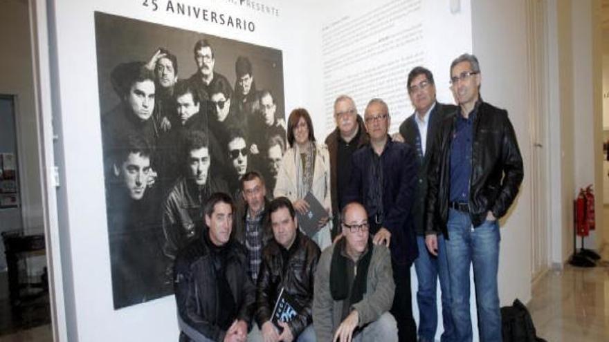 Imagen de familia de los fotógrafos que participan en la muestra del Palacio Molina.