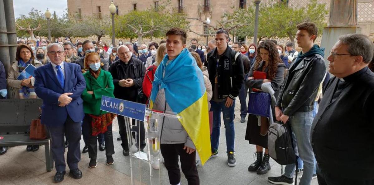 Ilia Polischuk, estudiante ucraniano de intercambio, durante el acto por la paz celebrado en nuestro campus de Los Jerónimos esta semana.