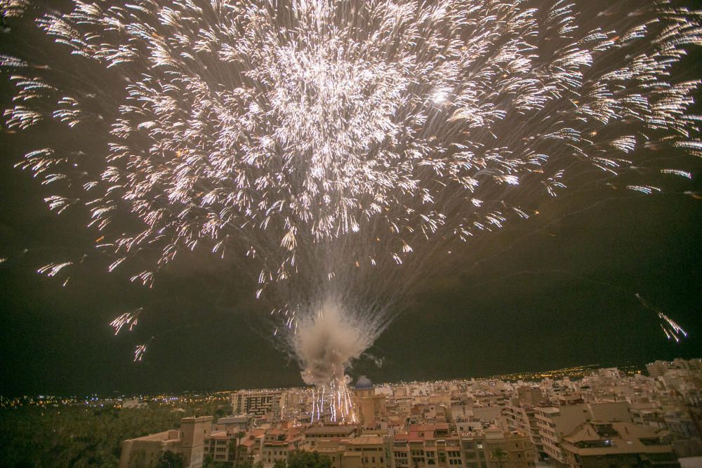 La Palmera de la Virgen ha hecho que la noche se convierta en día, en el cierre de la Nit de l''Albà