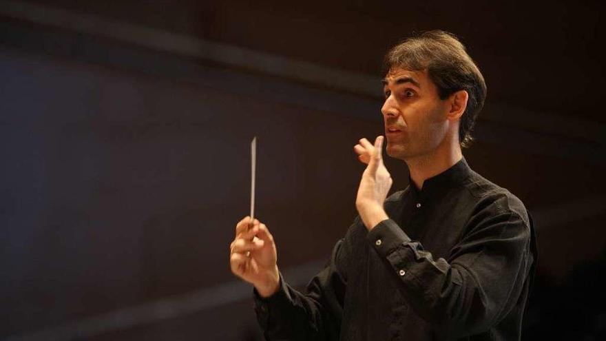 El director Juan José Ocón, durante un concierto.