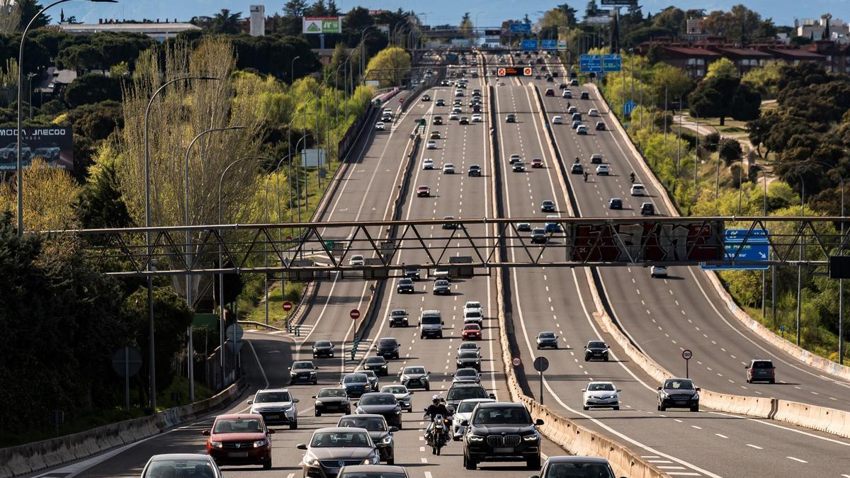 Archivo - Decenas de vehículos durante la operación retorno por la carretera A6 con motivo de la Semana Santa 2026, a 5 de abril de 2026, en Madrid (España).