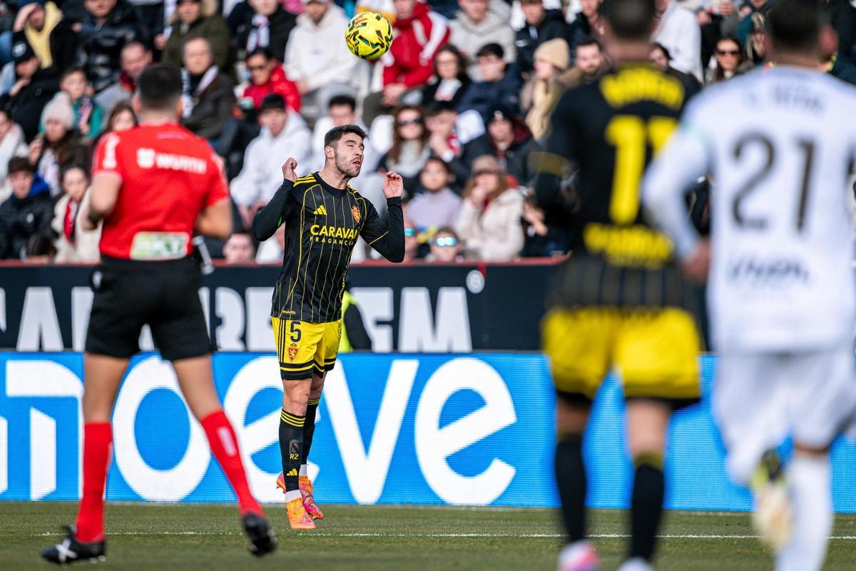 Tachi, que firmó un muy mal partido, despeja un balón de cabeza.