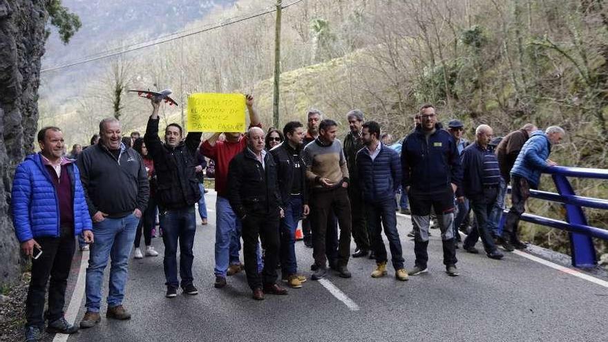 Los vecinos, durante la concentración en la carretera del Pontón, en el concejo de Amieva.