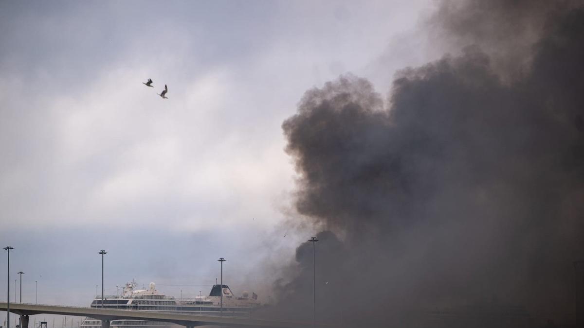 INCENDIO PUERTO BARCELONA | Un incendio en el puerto de Barcelona quema varios contenedores y un camión