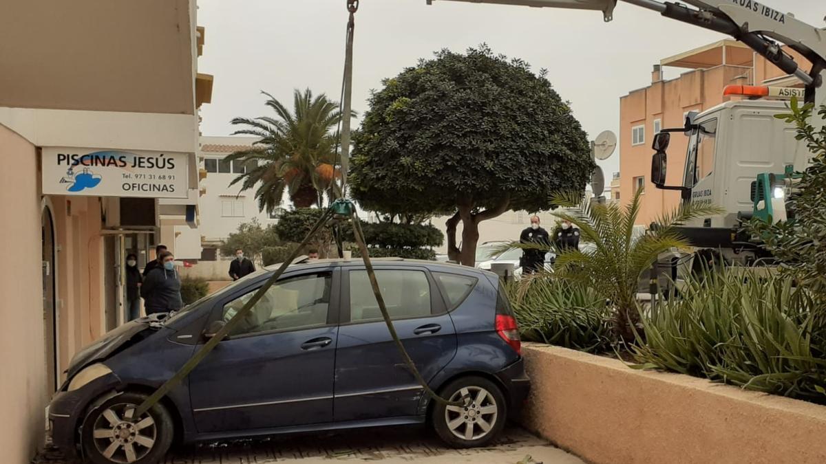 Un equipo de Grúas Ibiza retira el vehículo.