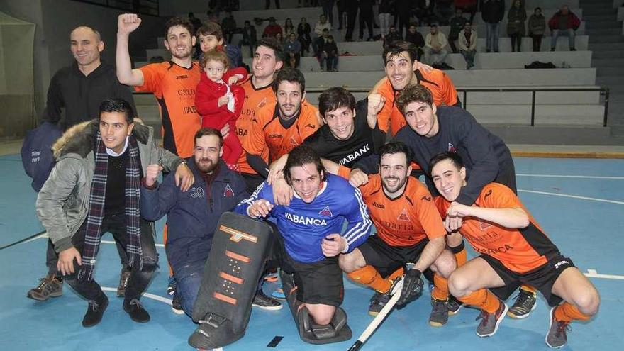 Los jugadores del Barrocás, tras la consecución del título, ayer en Oira. // I. Osorio