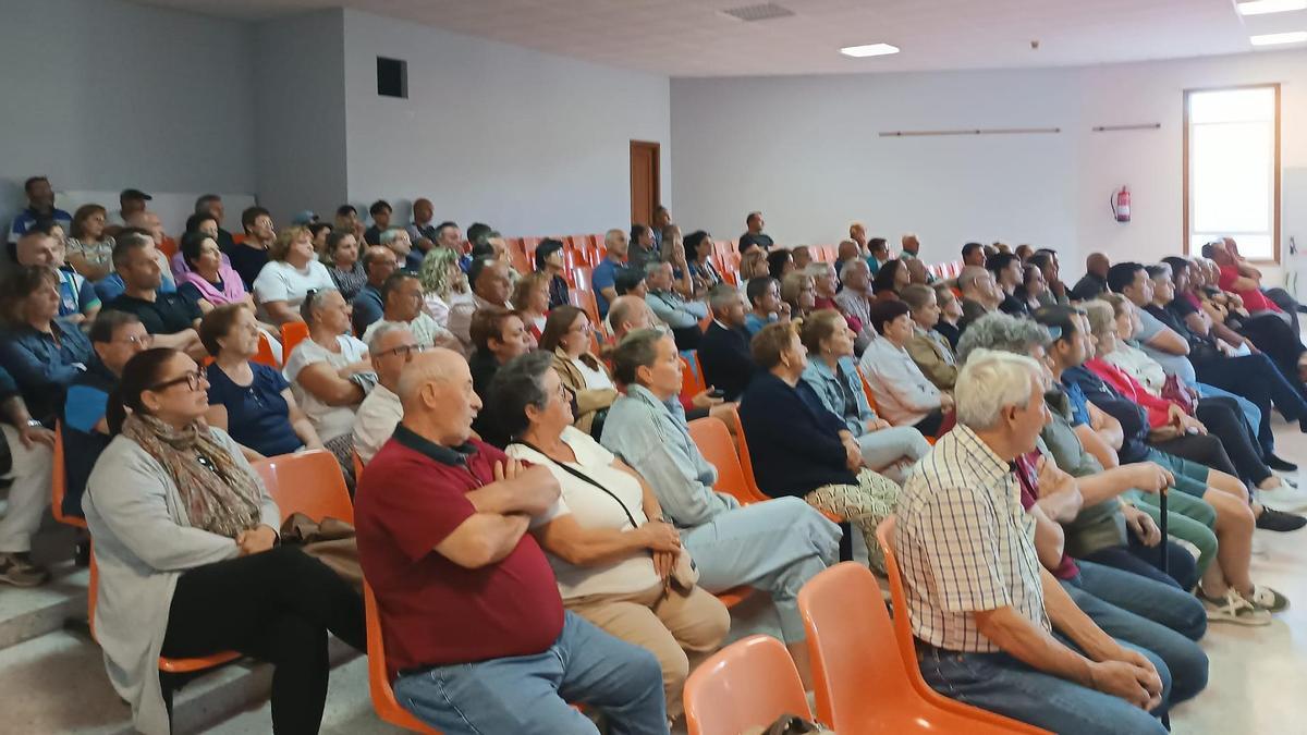 La reunión celebrada en la Casa do Pobo de Beluso para presentar el proyecto del POL-12.
