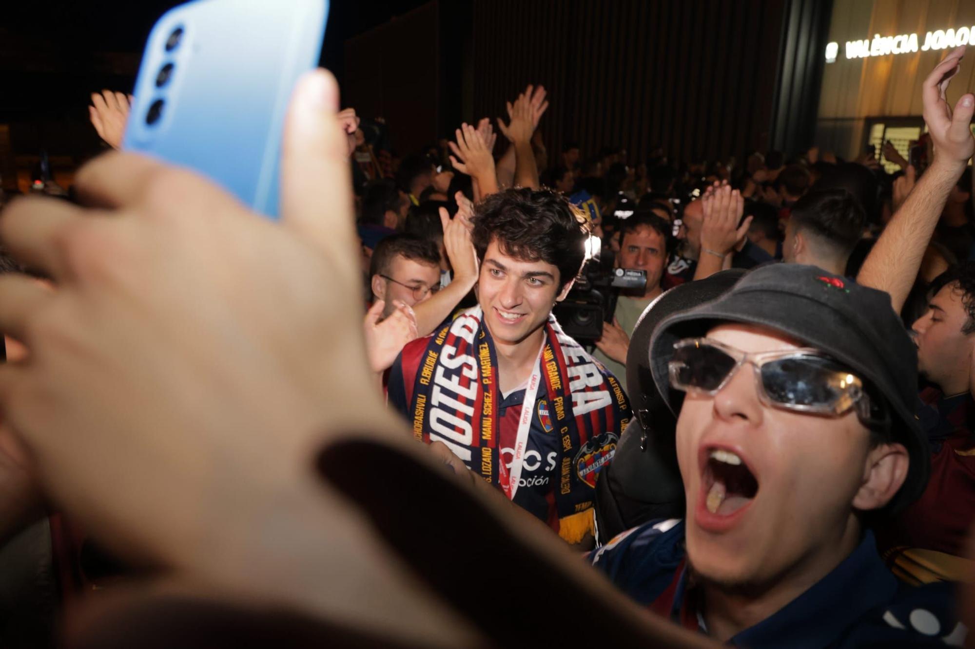 El Levante Ud llega a València tras conseguir el ascenso en Burgos