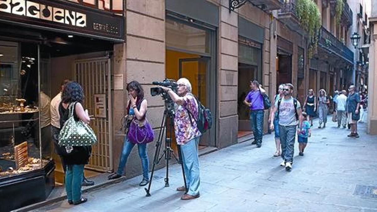 La calle más mediática 8 Varios medios de comunicación acudieron ayer a Petritxol para hacerse eco de la noticia de EL PERIÓDICO.