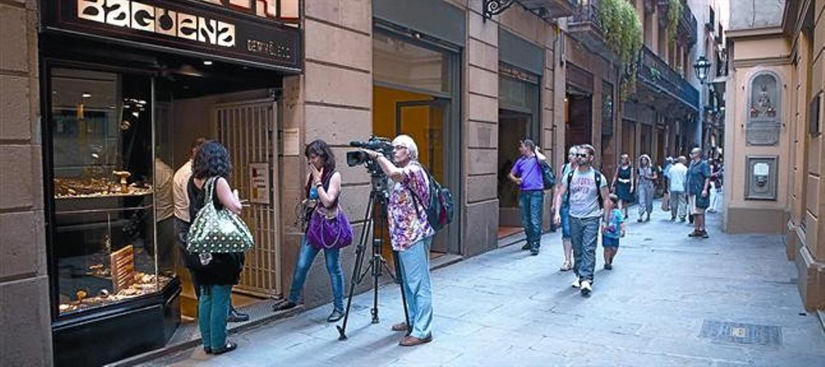 El carrer més mediàtic 8 Diversos mitjans de comunicació van anar ahir a Petritxol per fer-se ressò de la notícia d’EL PERIÓDICO. El carrer més mediàtic 8 Diversos mitjans de comunicació van anar ahir a Petritxol per fer-se ressò de la notícia d’EL PERIÓDICO.