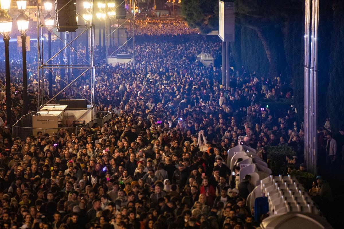 Fiesta para celebrar el paso del 2022 al 2023 junto a la Fuente Mágica de Montjuïc de Barcelona