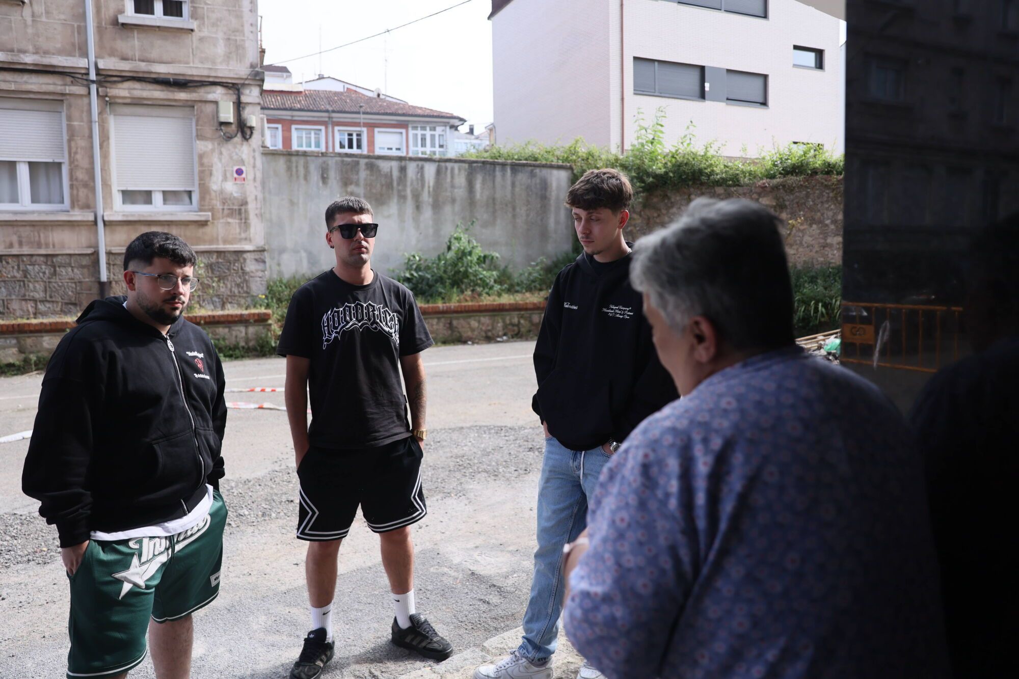 En imágenes: uno jóvenes evitan una tragedia al despertar de madrugada a los vecinos de un bloque en llamas