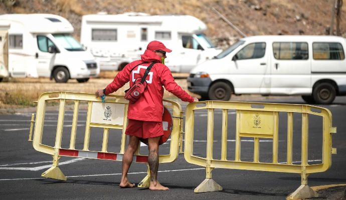 Los agentes controlan las calles de Santa Cruz