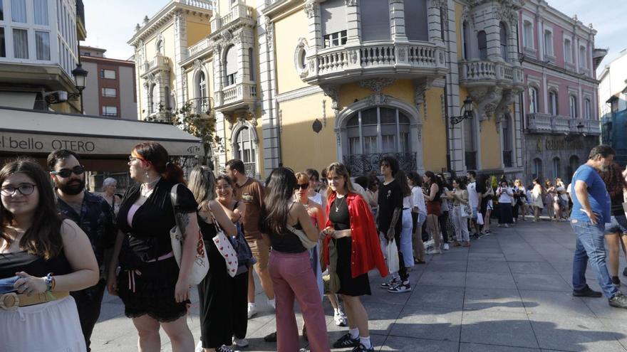 Cola de aficionados para conseguir la firma de Holly Black en la edición de 2024 del festival Celsius 232.