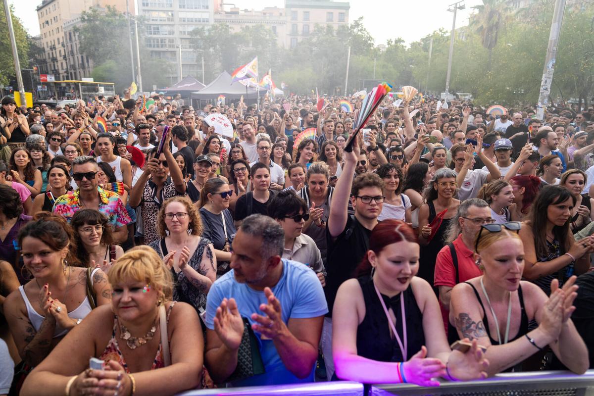 Aplausos mientras la cantante María Peláe da el pregón inaugural del Pride Barcelona 2026 en la plaza Universitat de Barcelona.