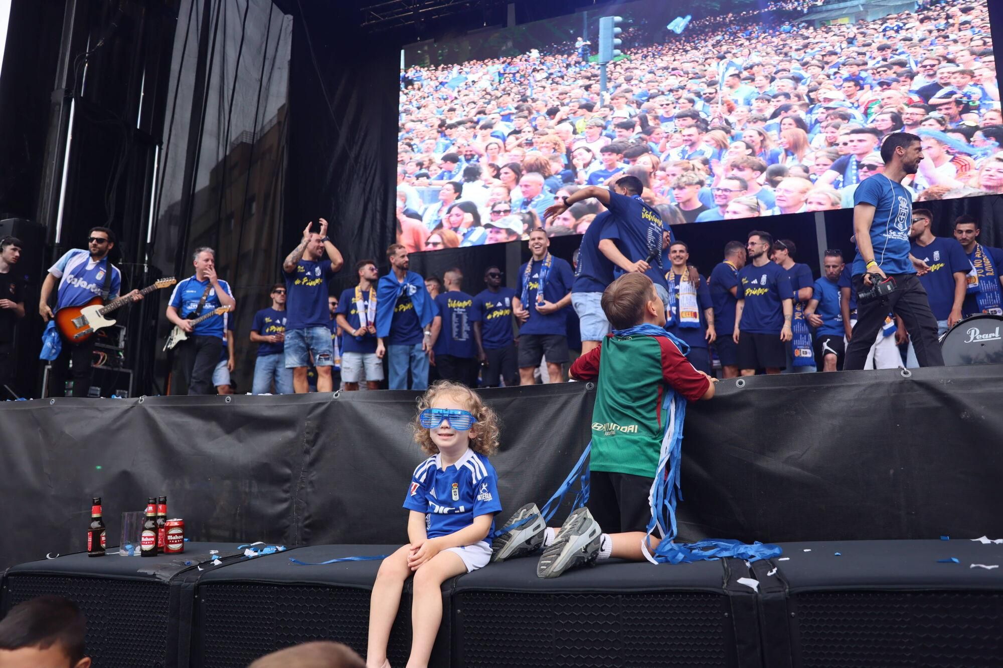 Locura azul en las calles de Oviedo para celebrar el ascenso del equipo a Primera División