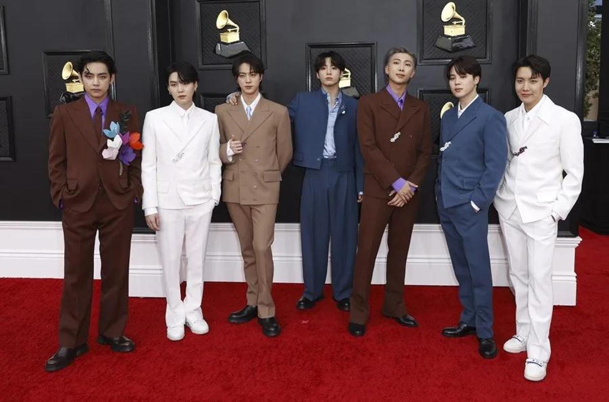 La banda de K-pop BTS en los Grammys 2022.