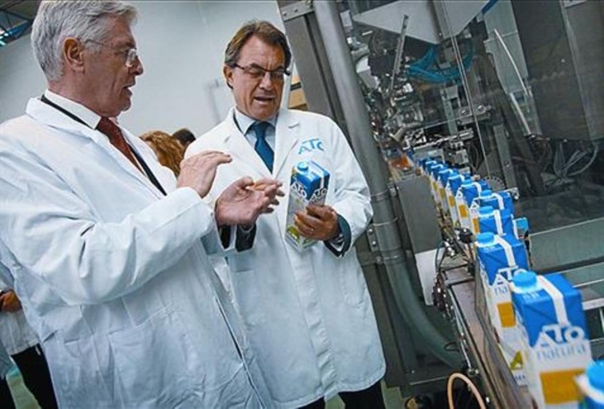 Artur Mas i Pedro Astals, conseller delegat de CAPSA, a la planta. Artur Mas i Pedro Astals, conseller delegat de CAPSA, a la planta.