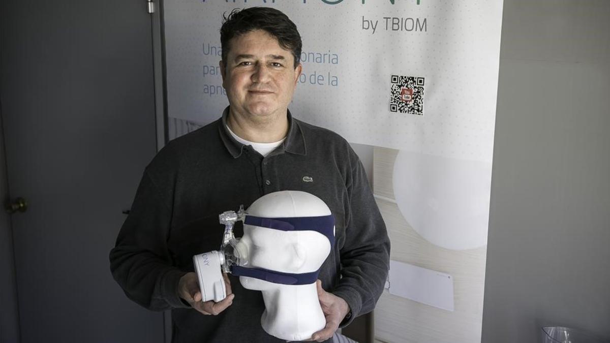 Jaume Palou, de TBIOM, con el CPAP portátil Airmony.