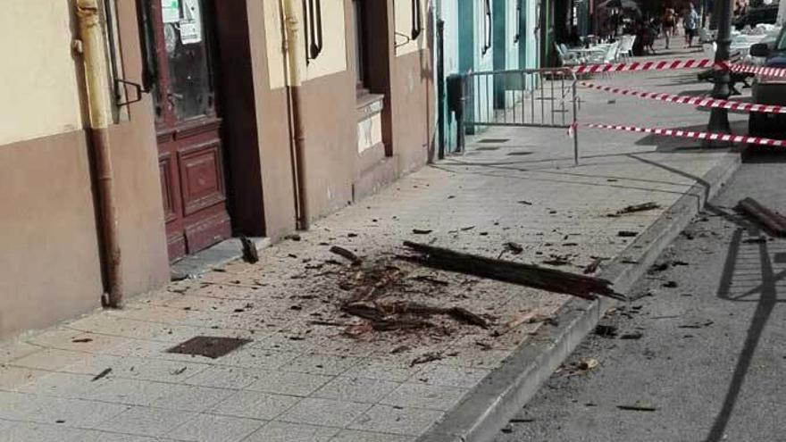 Cascotes desprendidos ayer del edificio &quot;El Brillante&quot;.