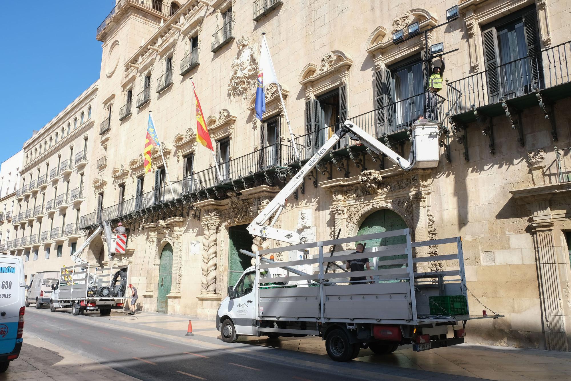 Instalación de luces de Hogueras en la plaza del Ayuntamiento