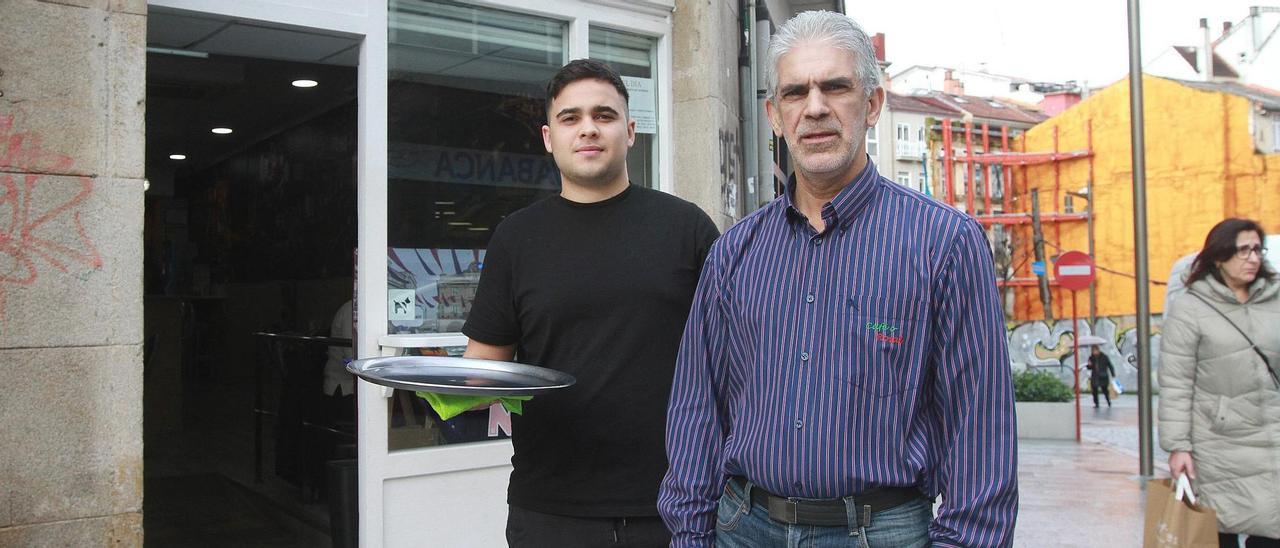 José Gonzalvez, (derecha) con uno de los camareros del Bar O Rosal de As Mercedes