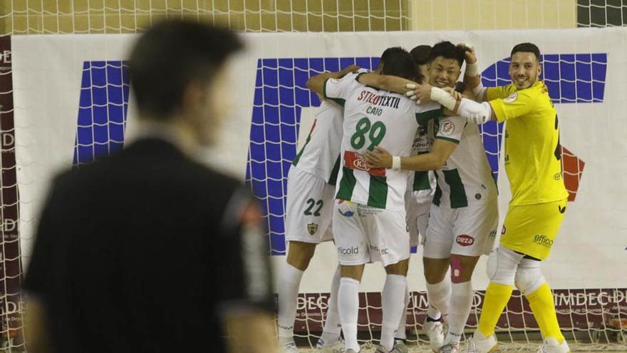 Jugadores del Córdoba Futsal Patrimonio de la Humanidad celebran un gol contra el Jimbee Cartagena en Vista Alegre.